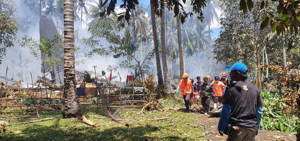 Sube a 50 la cifra de fallecidos en el accidente de un avión militar filipino