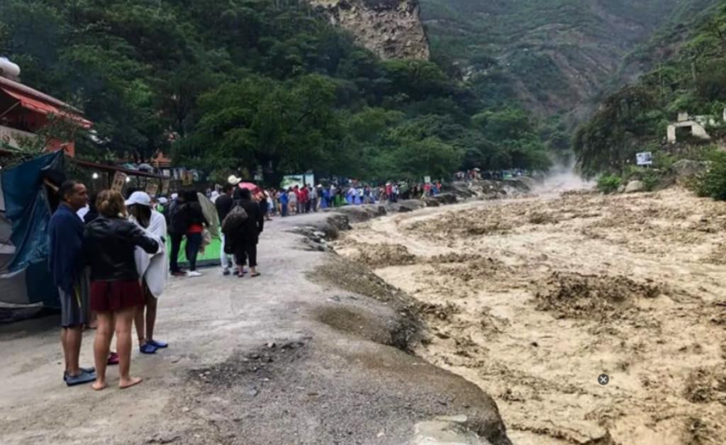 Desbordamiento de río provoca afectaciones en grutas de Tolantongo en Hidalgo