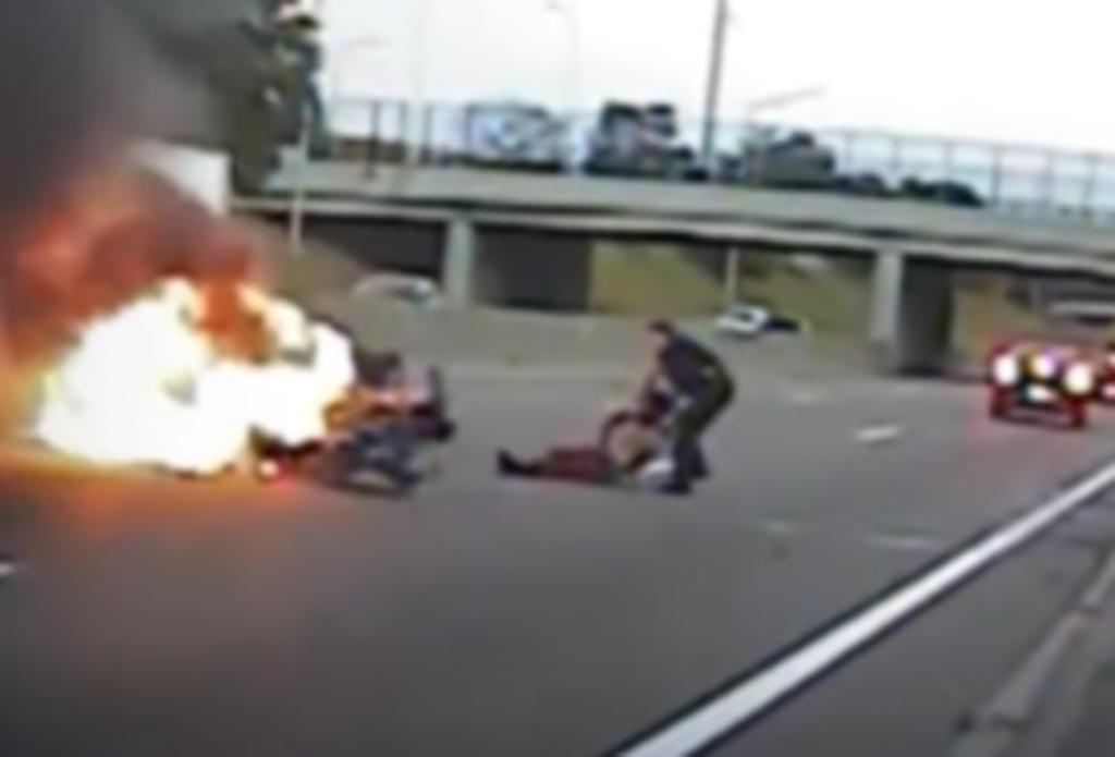 Policía rescata a un hombre de un auto en llamas tras volcar