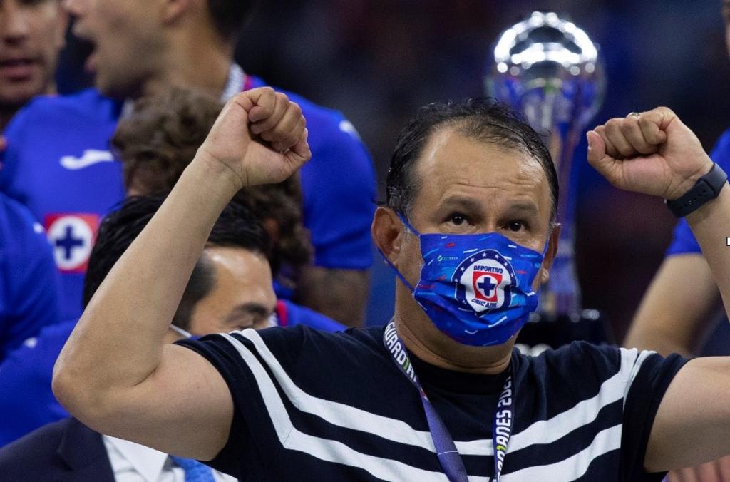 Juan Reynoso renueva con el Cruz Azul hasta 2023
