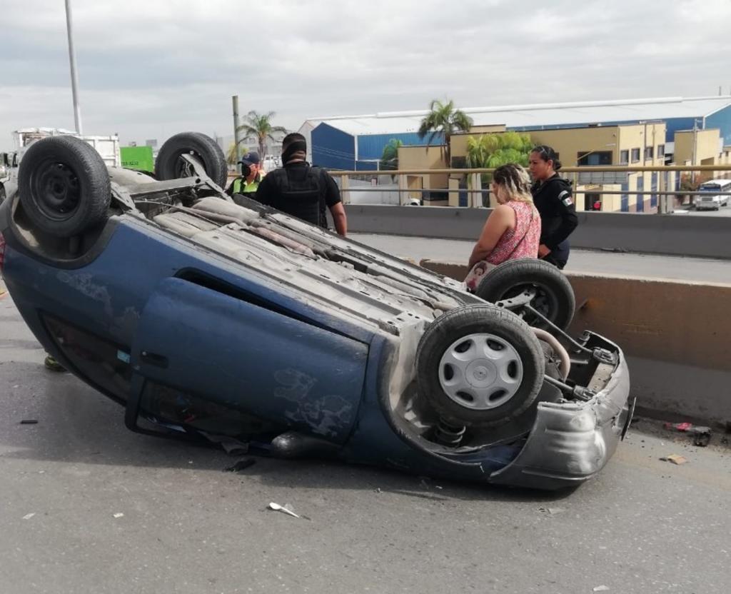 Conductora de auto sufre volcadura sobre el puente Centenario de Gómez Palacio