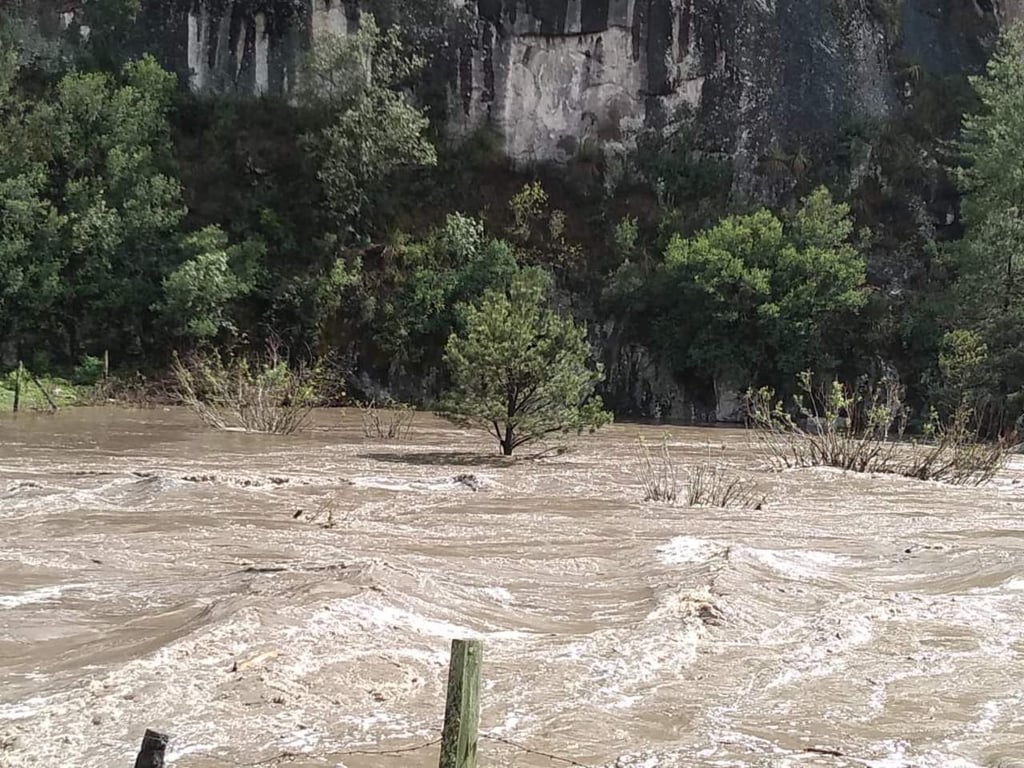Poblado de Santiago Papasquiaro, incomunicado por desbordamiento de río