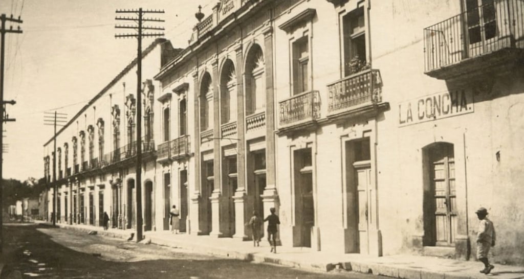 Detrás del Teatro Victoria