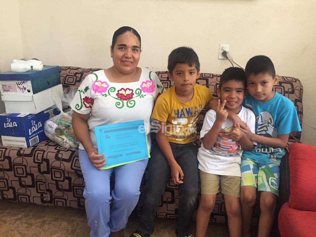 'Llueven' regalos para la familia de Elías tras hacerse viral con su triciclo en Gómez Palacio