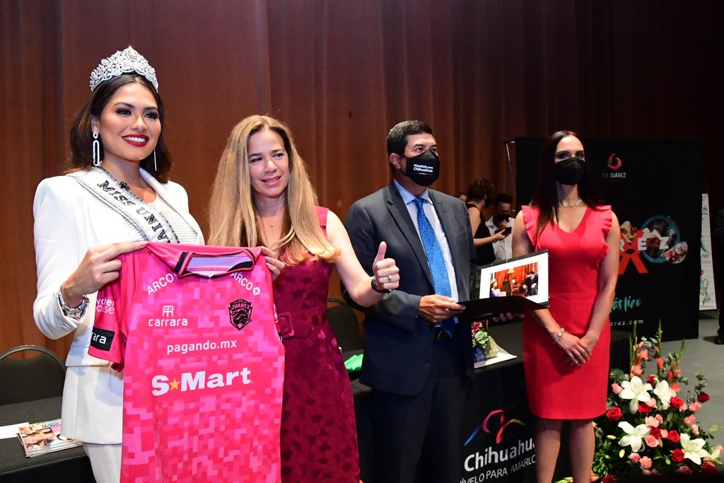 Miss Universo posa contenta con jersey de FC Juárez