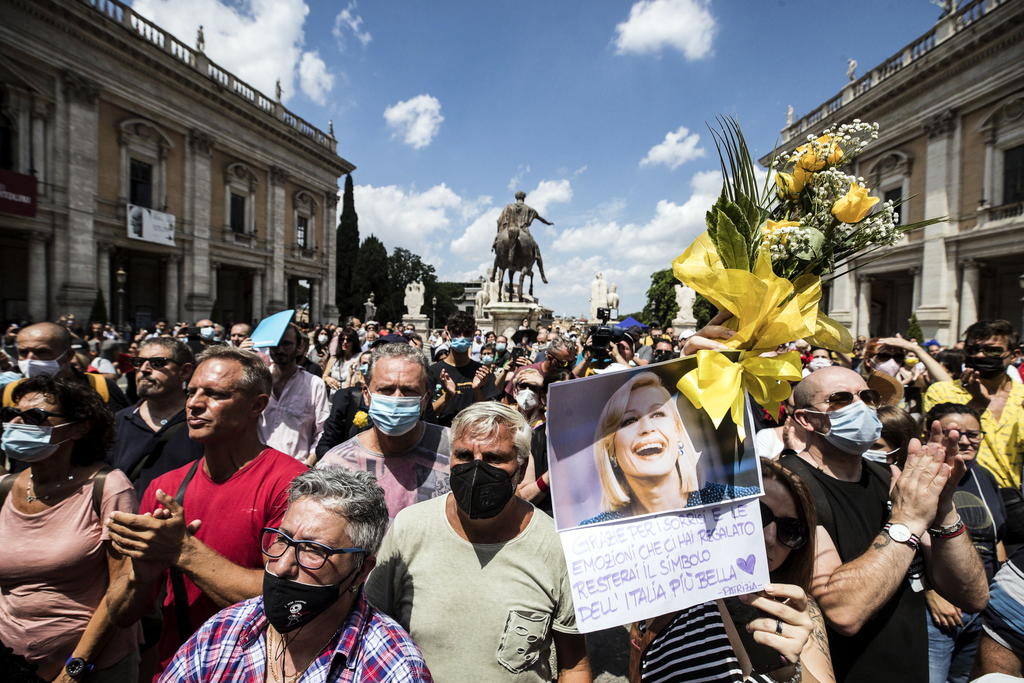 Raffaella Carrà recibe el último aplauso en su funeral