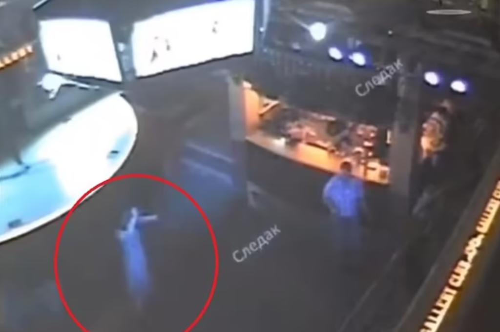 Mujer muere aplastada por estructura que cargaba 6 pantallas mientras hacía karaoke