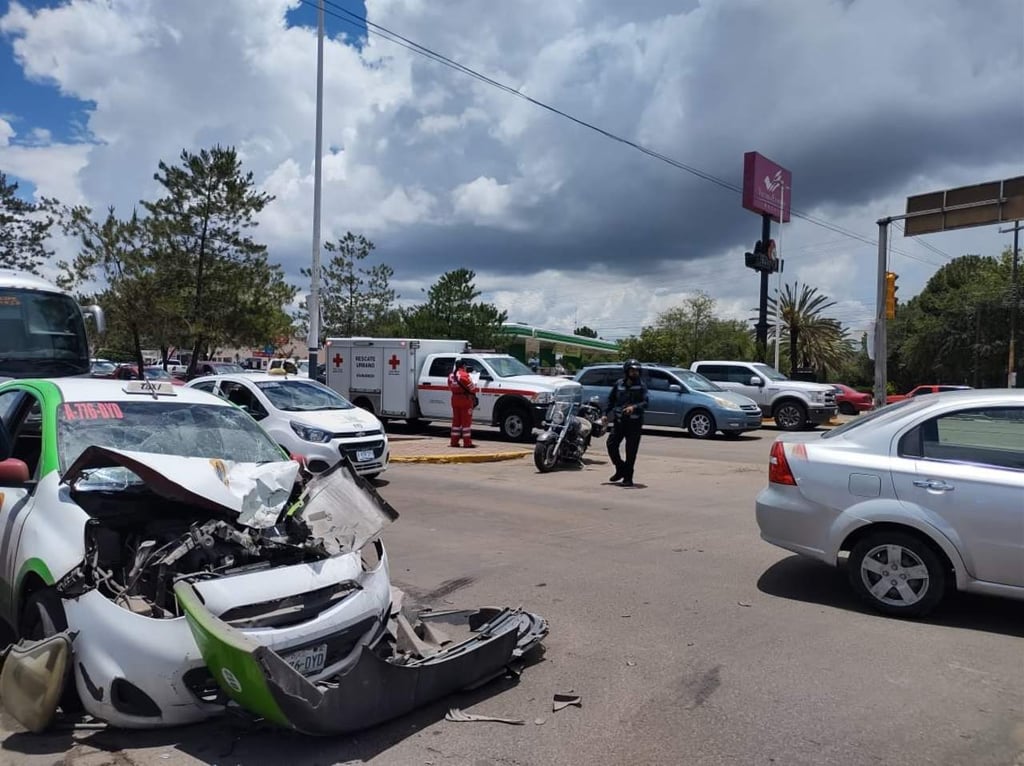 Choque entre camión y taxi deja un conductor lesionado