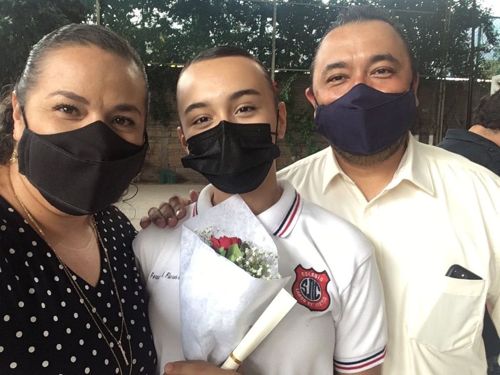 Fernanda se gradúa de secundaria