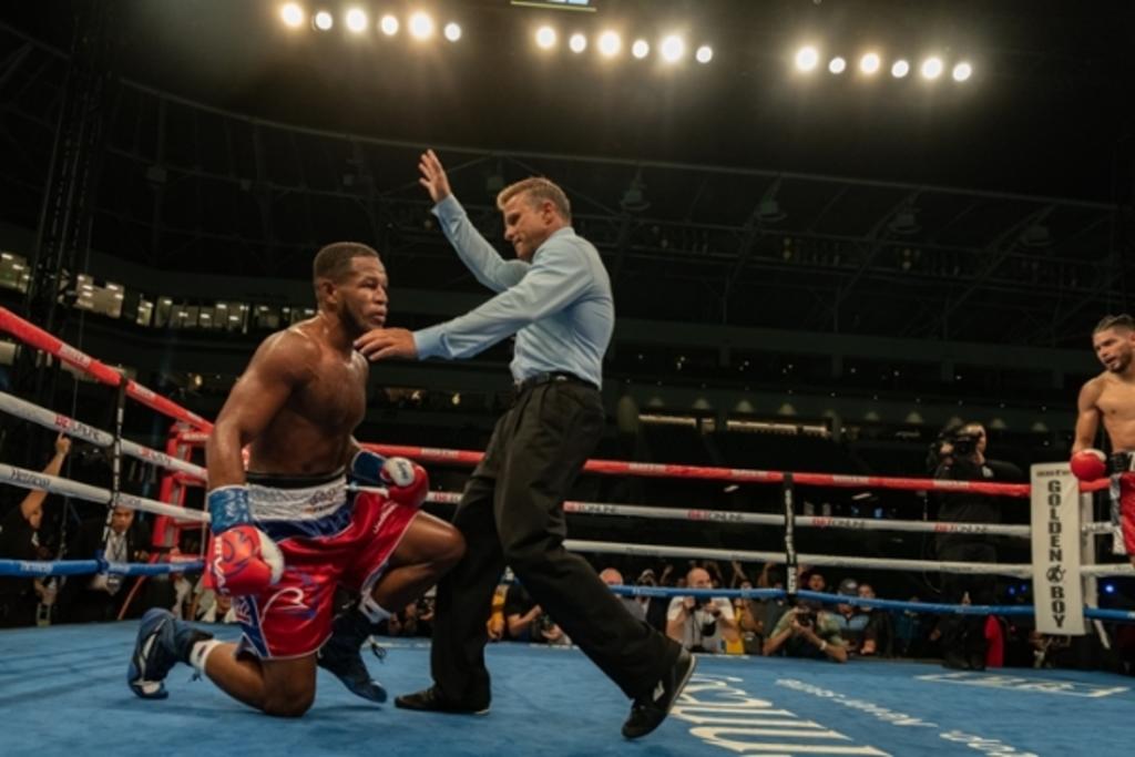 Se impone 'Zurdo' Ramírez por KO al cubano Sullivan Barrera