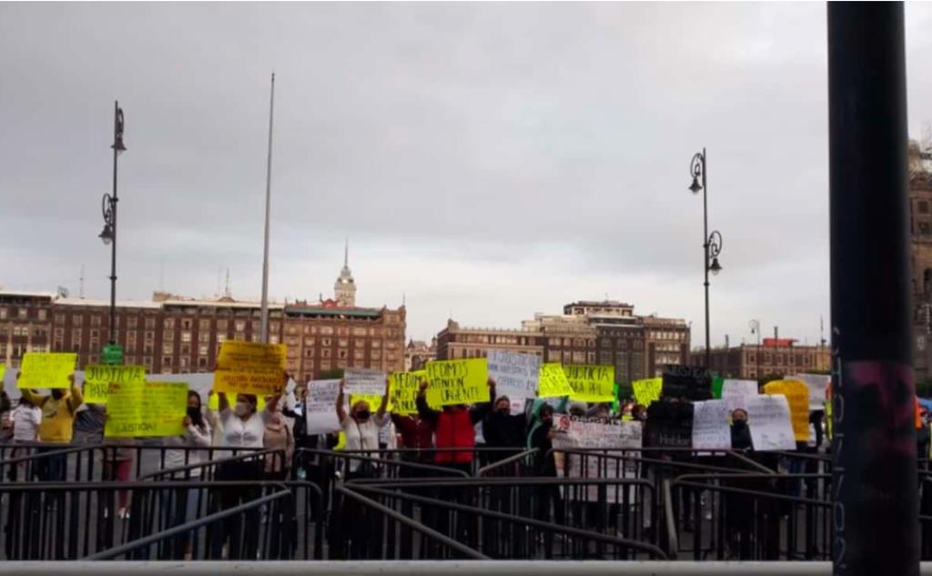 Familiares de presos en el Cefereso 14 de Gómez Palacio se manifiestan frente a Palacio Nacional