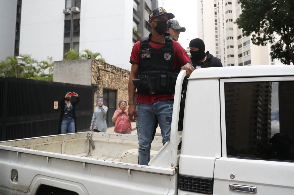 La policía venezolana llega a la casa de Juan Guaidó para detenerlo, afirma su esposa