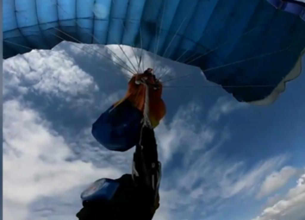 Hombre soluciona problema de su paracaídas en plena caída libre a mil metros de altura