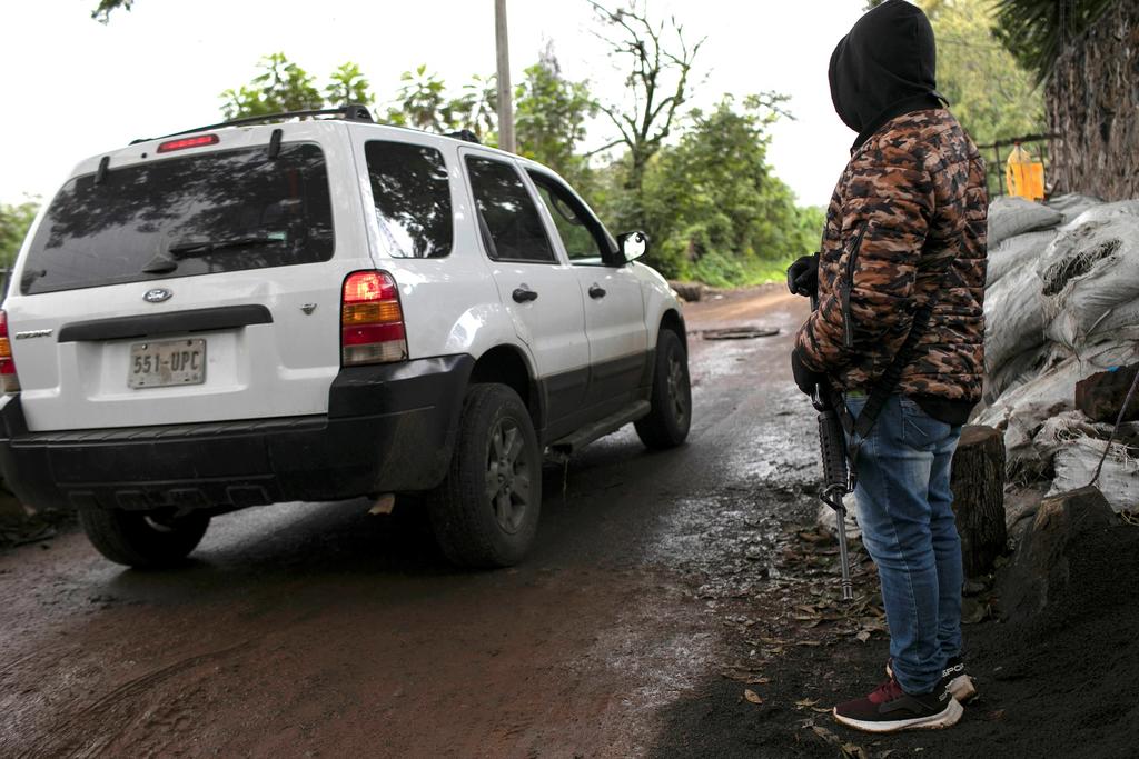 Se extienden bloqueos en Michoacán; fundador de autodefensas desaparece