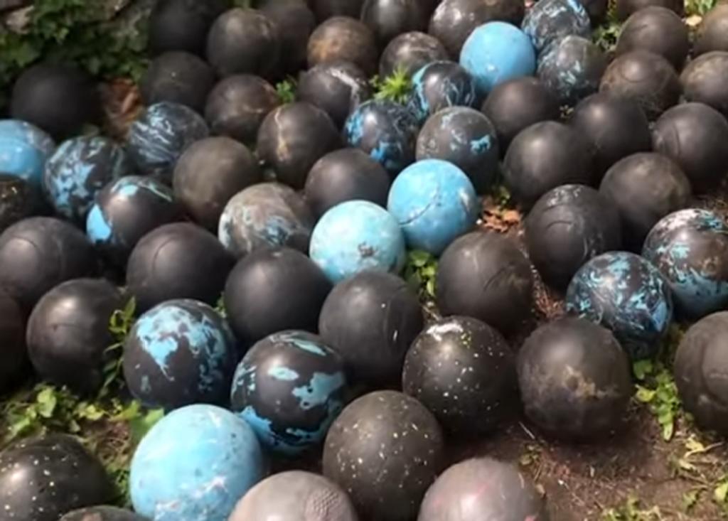 Hombre encuentra 160 bolas de boliche en su casa