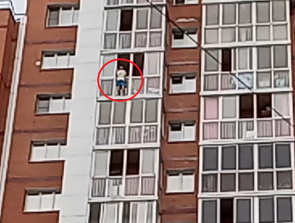 Sujeto amenaza con tirar a un niño de un balcón, exigiendo ver a su esposa