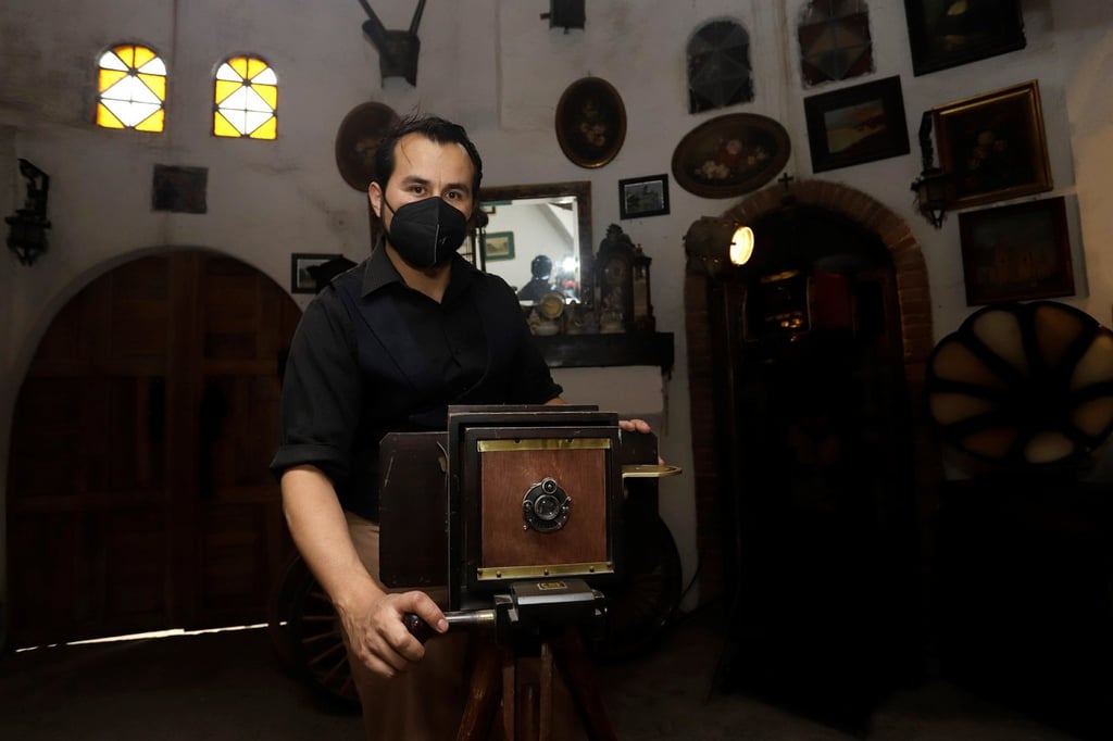 Domenikos Ruiz Muñoz, el mexicano que ha coleccionado 3 mil cámaras fotográficas de todas las épocas
