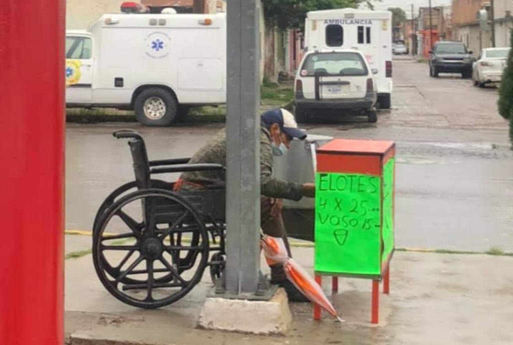 En silla de ruedas y con lluvia, varón sale a vender elotes en Durango; internautas piden apoyarlo
