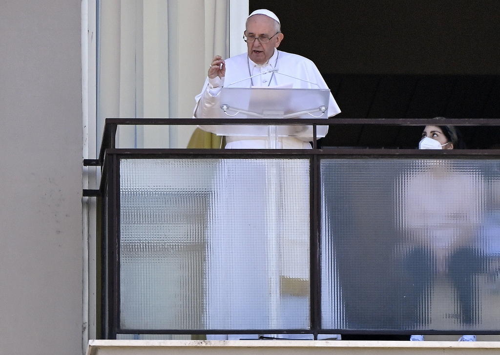 El papa Francisco visita a niños con cáncer en el hospital donde fue operado
