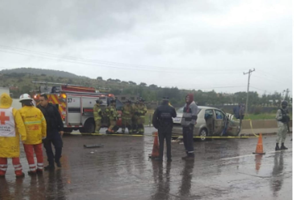Auto se impacta contra muro de contención en la Durango-Parral; hay dos fallecidos