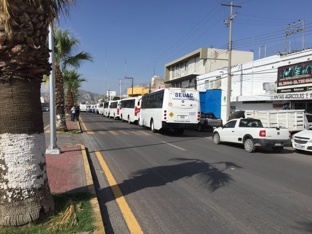 Transportistas de Gómez Palacio realizan manifestación