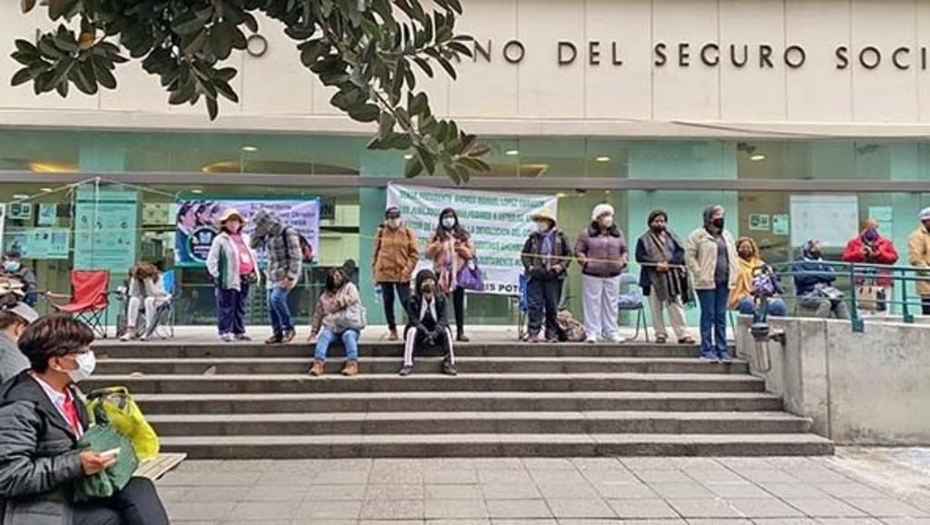 Jubilados toman el IMSS y el Paseo de la Reforma en Ciudad de México