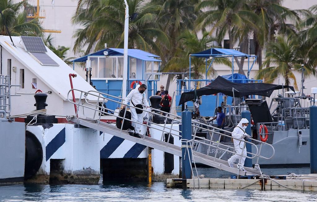 Embarcación turística se hunde en Caribe mexicano; mueren tres personas