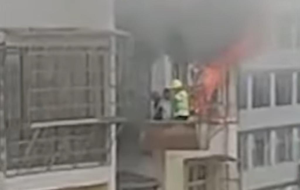 Albañiles usan grúa para rescatar a adolescente de un edificio en llamas