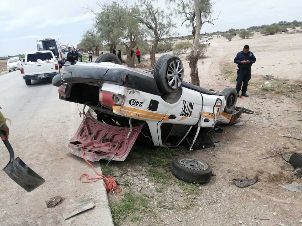 Taxista vuelca en Gómez Palacio: termina lesionado