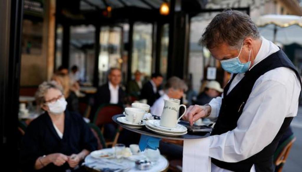 Los dueños de cafés y restaurantes de Francia están renuentes a exigir constancias COVID a comensales