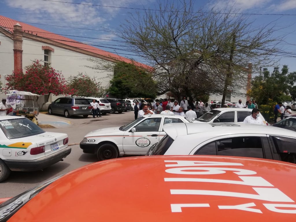 Taxistas de Gómez Palacio se manifiestan en el Palacio de Gobierno