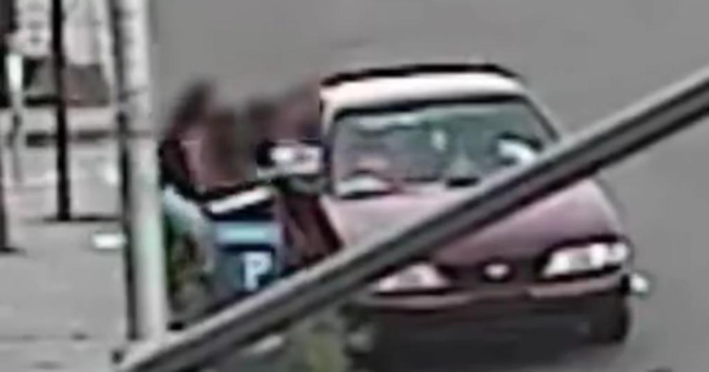Mujer saca a su hijo de 5 años de edad del auto del hombre que intentó secuestrarlo