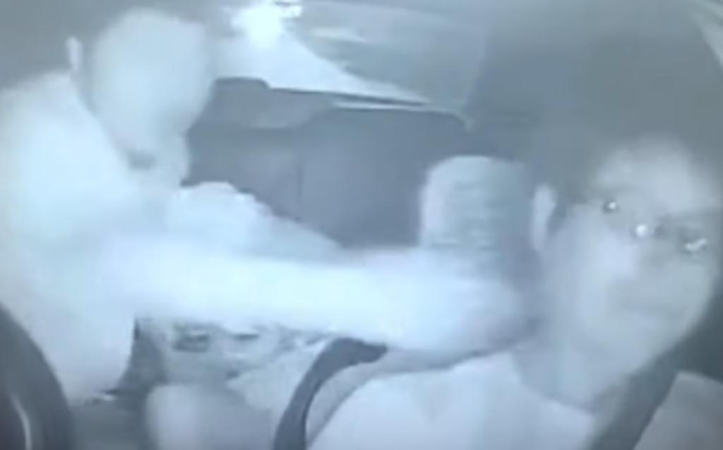 Taxista recibe golpiza tras intentar calmar a pasajero abusivo