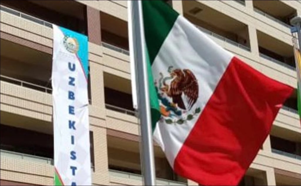 Izan bandera mexicana en la Villa Olímpica