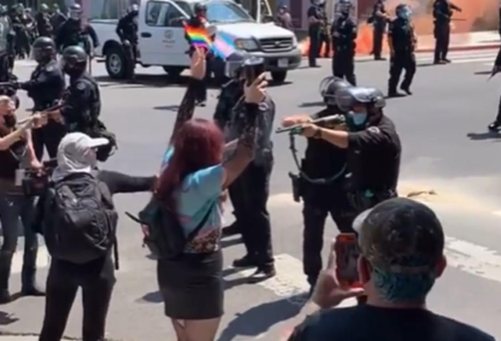 Policía le dispara a quemarropa a una mujer durante una protesta