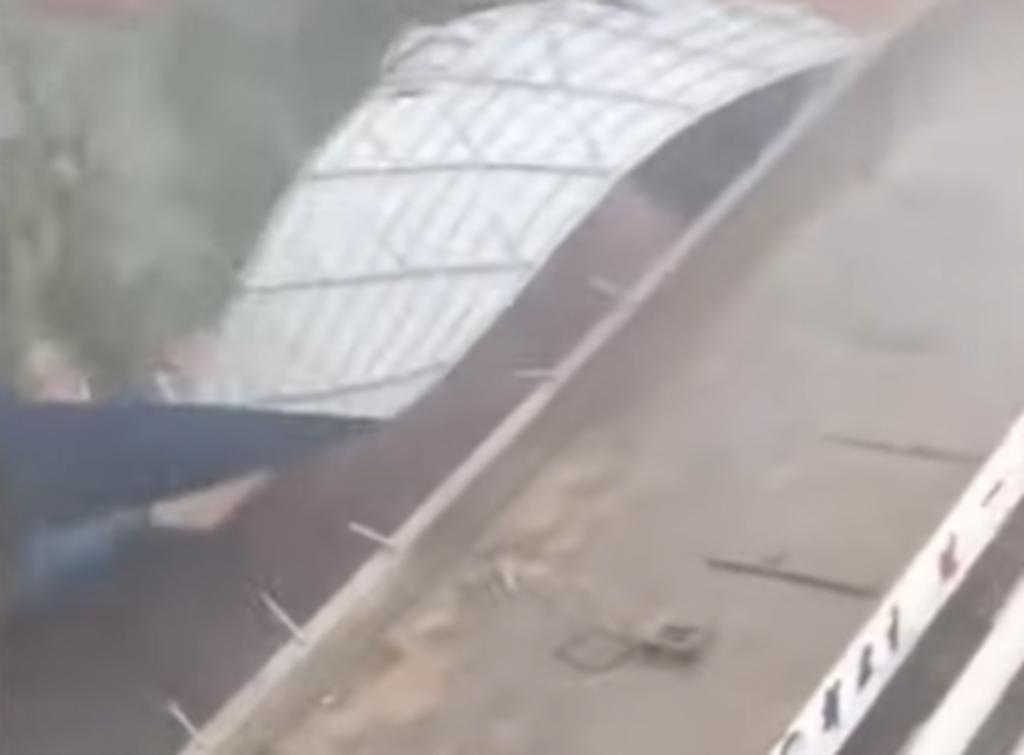 Vendavales desprenden el techo de un edificio durante tormenta