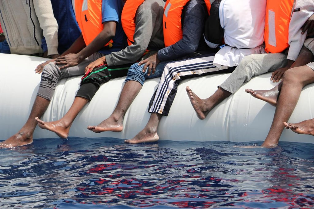 Marina francesa rescata del mar a 65 inmigrantes