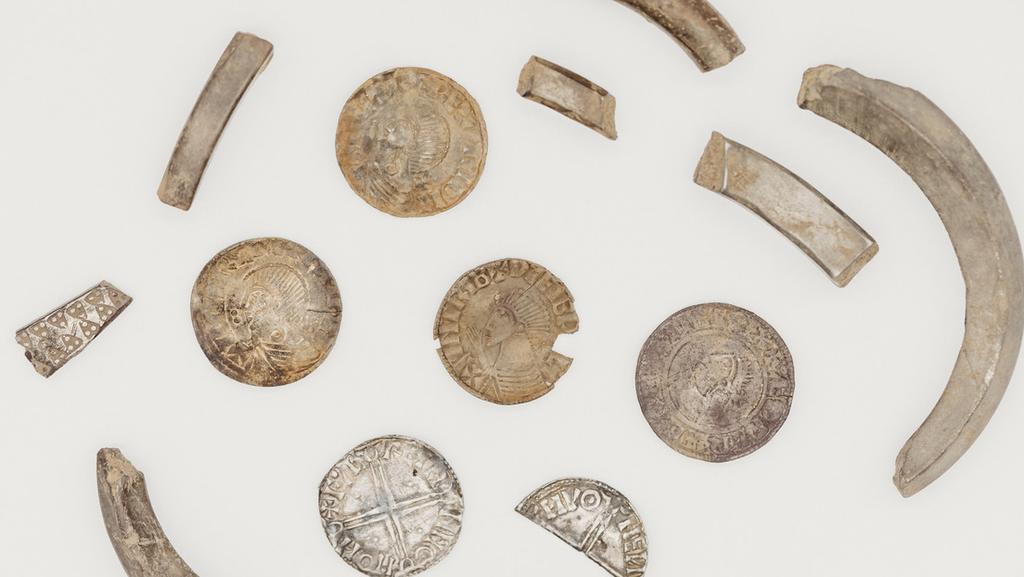 Tesoro vikingo con 100 piezas de plata es descubierto en una isla británica