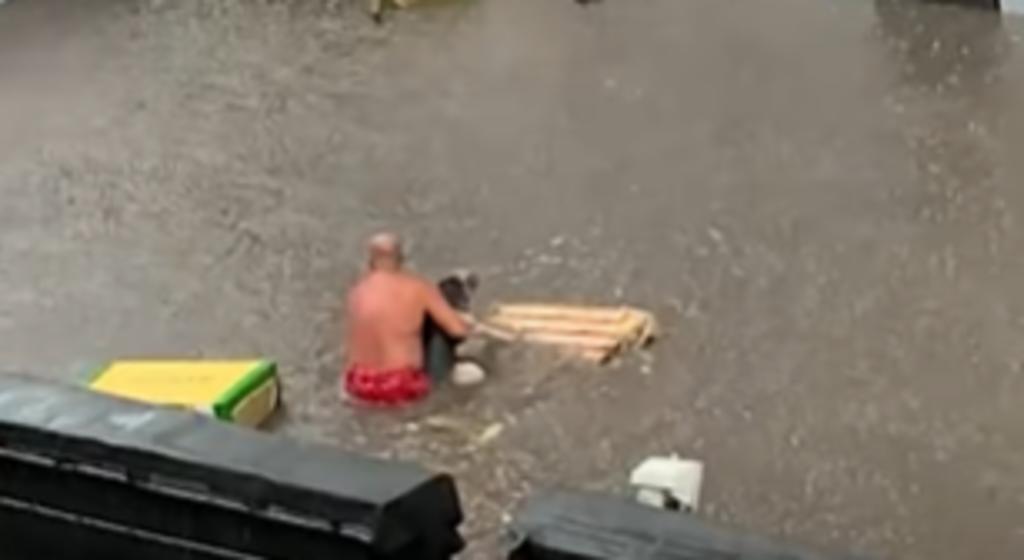 Hombre rescata a un perro herido durante inundación