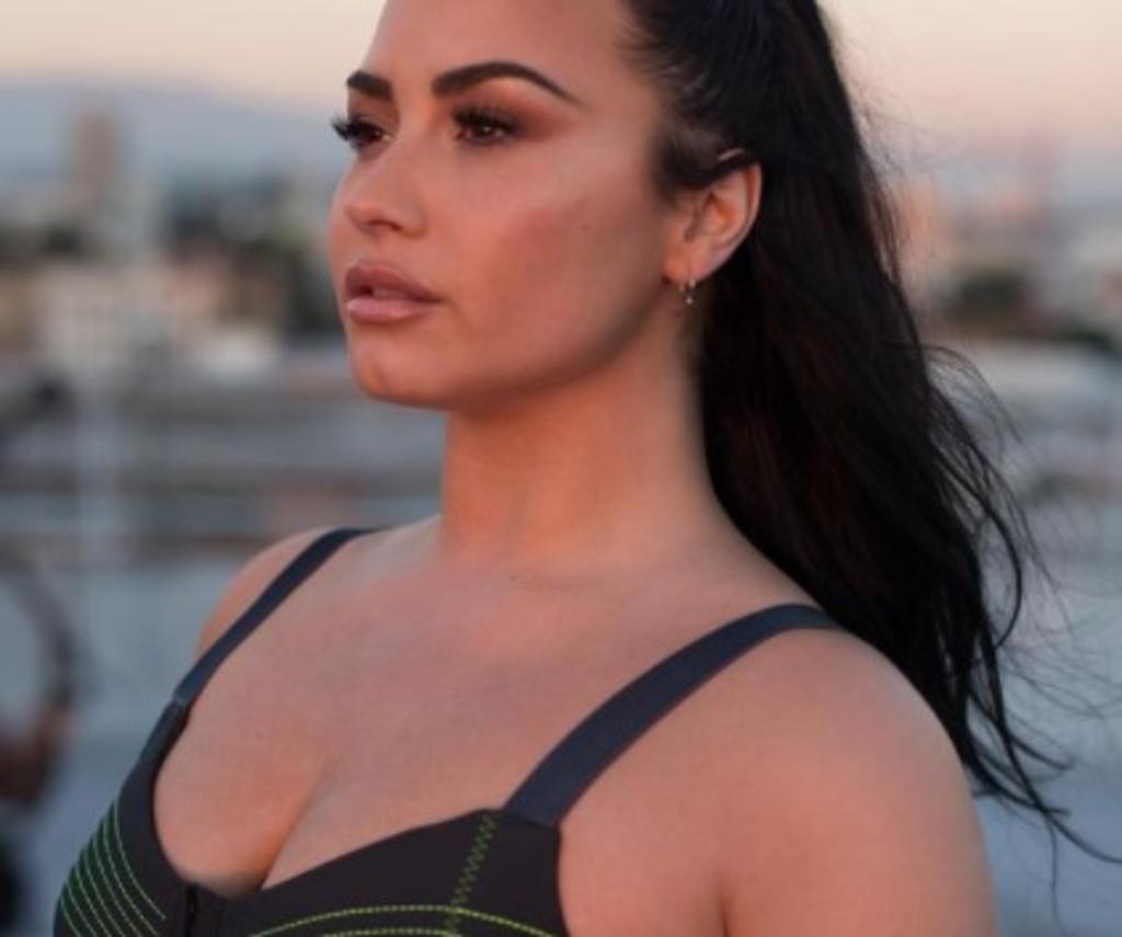Demi Lovato comparte atuendo para su primer escena íntima