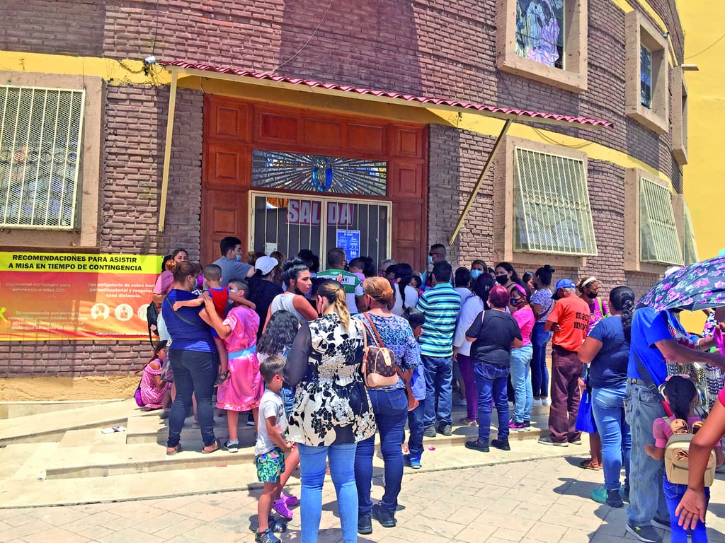 Pese a aumento de casos Covid  se reúnen cientos de fieles en Gómez Palacio