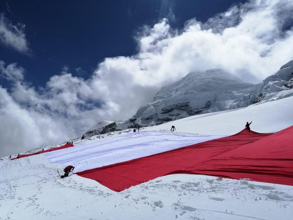 Perú celebra su bicentenario con una bandera gigante sobre el Huascarán, su montaña más alta
