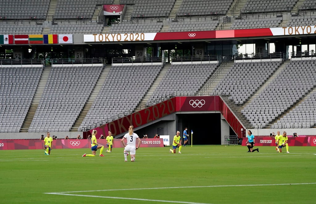 Futbol femenino olímpico arranca la jornada con protestas contra el racismo