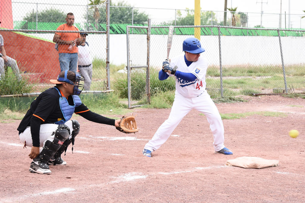 Bateador inicio en la Liga de Softbol 'Ramírez'