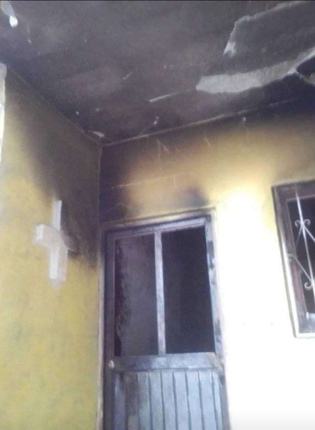 Fuego arrasa con hogar de joven matrimonio en la colonia Tierra Blanca de Gómez Palacio