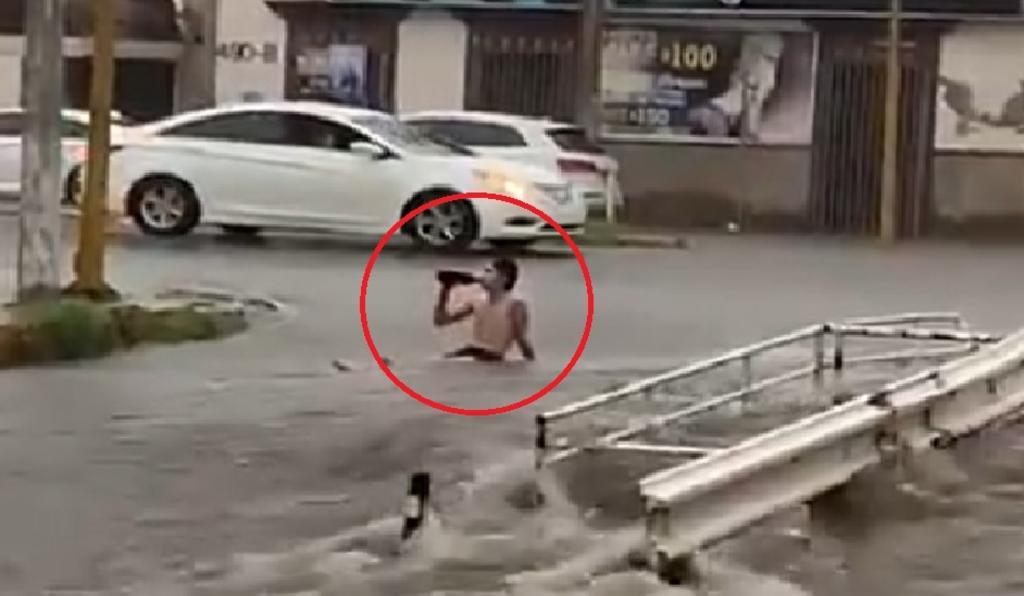 Hombre se vuelve viral al 'disfrutar' las inundaciones en Culiacán con 'caguama' en mano