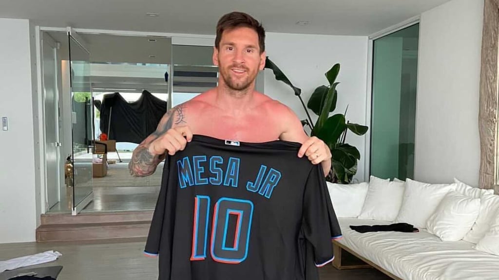 Messi sorprende posando con jersey de otro equipo