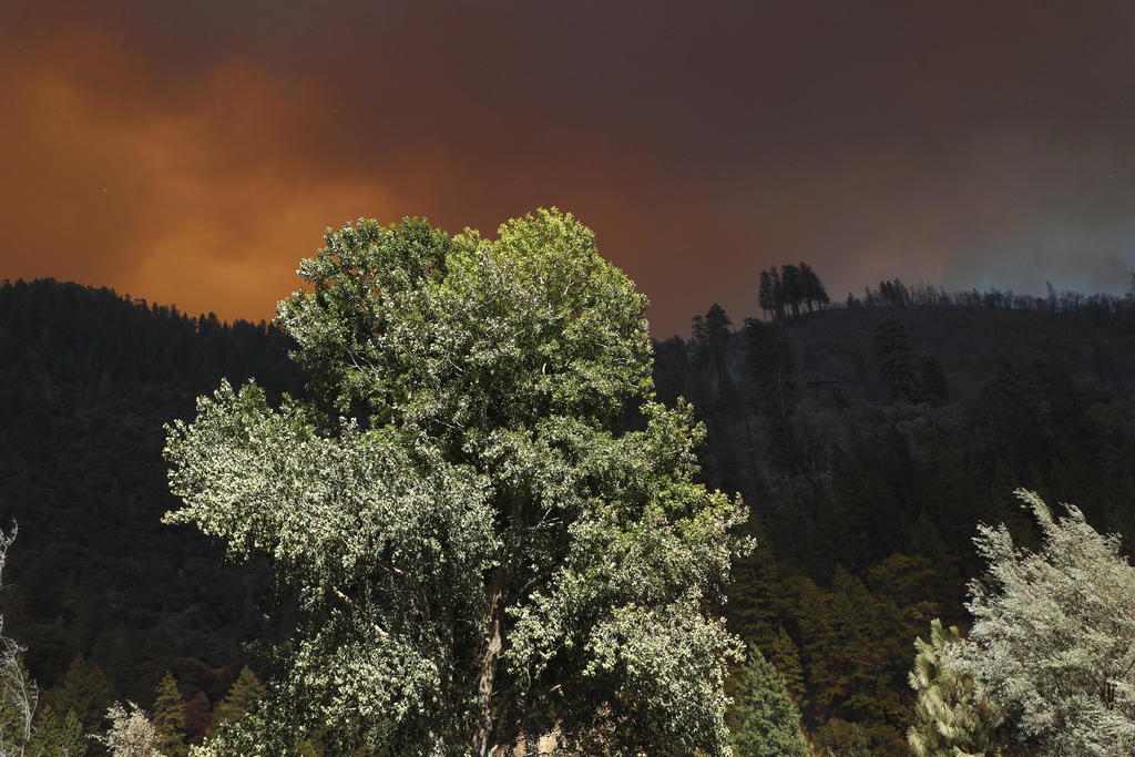 El incendio del lago Tahoe en California sigue creciendo; ya llegó a Nevada
