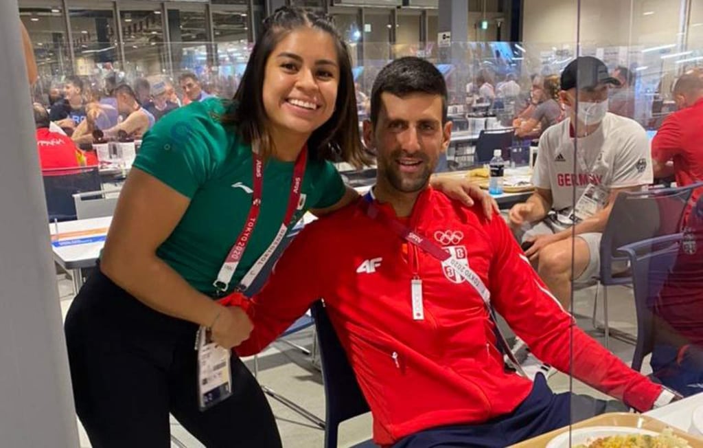 Atleta mexicana aprovecha estadía en Tokio y se toma foto con Novak Djokovic