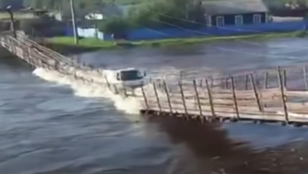 Camioneta cae a al río tras el colapso de un puente colgante en Rusia